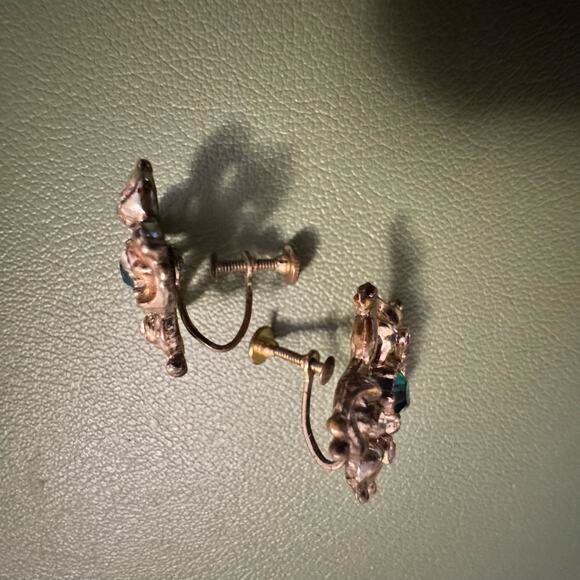 VTG Gold Colored Emerald Clear Rhinestones Screw Earrings Flower Floral Clip On - Picture 9 of 10